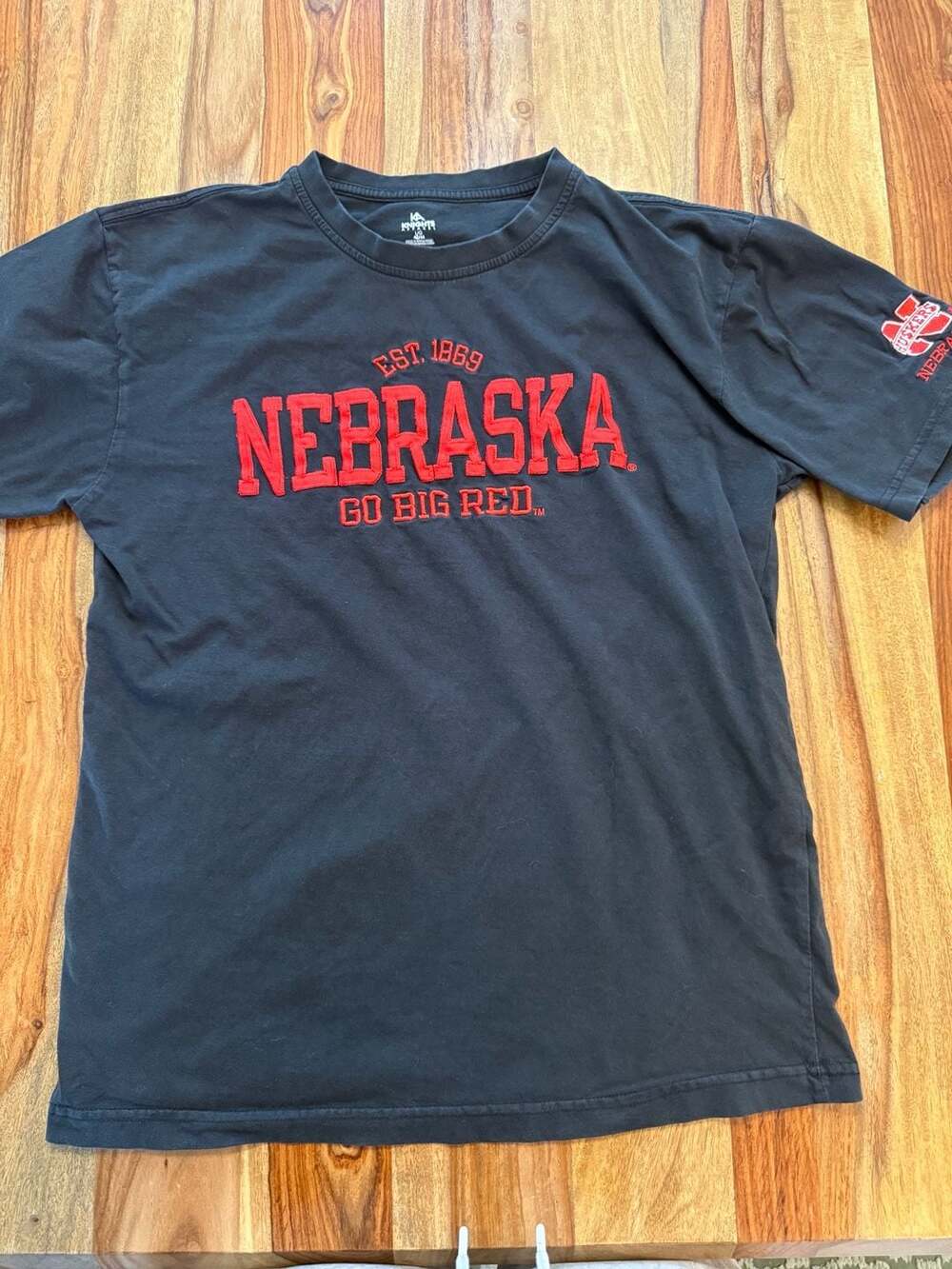 Nebraska Cornhuskers Embroidered T-Shirt Size L Black